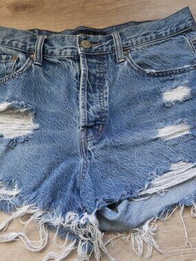 AEROPOSTALE Womens Size 4 Boyfriend Shorts Medium Wash Distressed Denim Cutoff